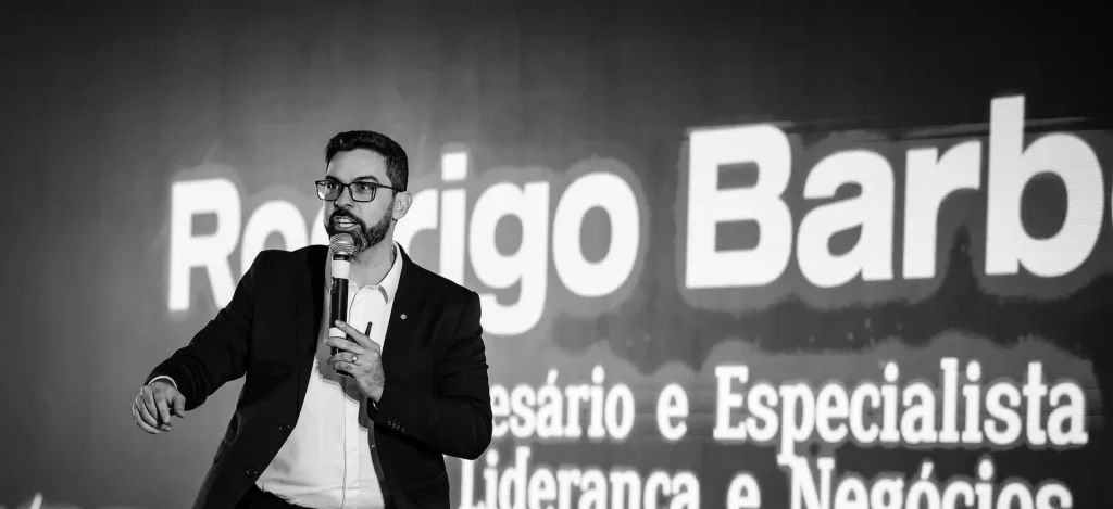 Imagem de um empresário preocupado ao analisar dados financeiros do seu negócio, que não gera lucro real.